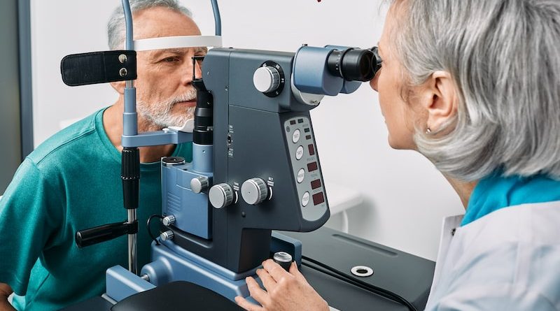 un homme séniors en examen d'ophtalmologie